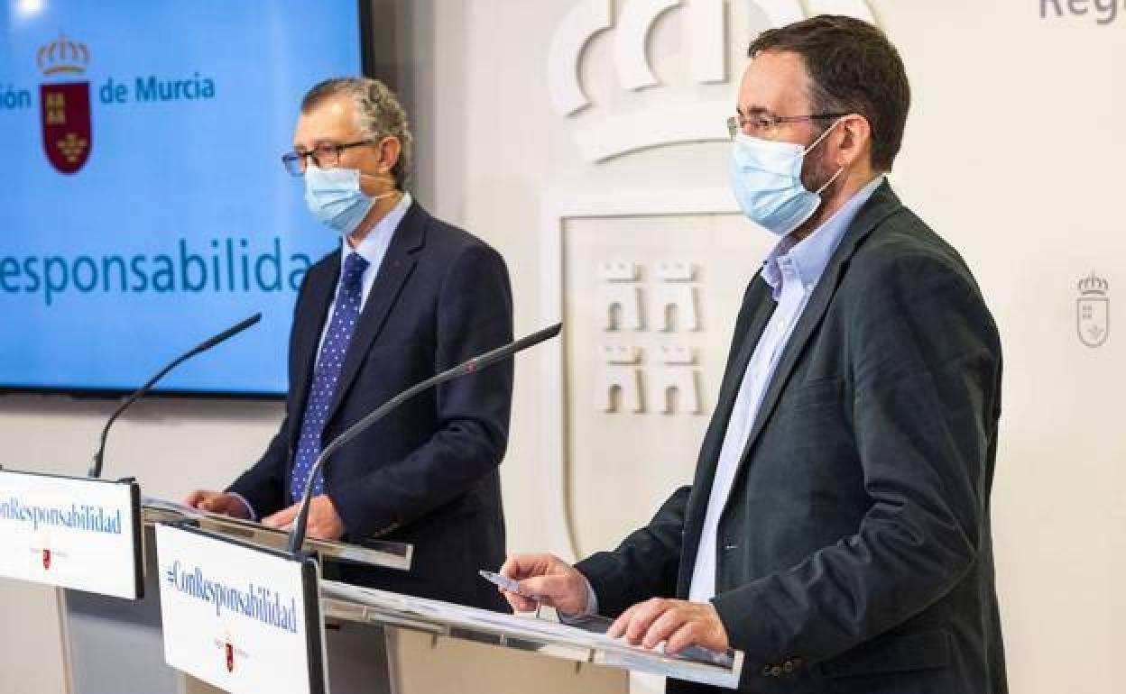 El consejero de Salud, Juan José Pedreño, y el portavoz del Comité de Seguimiento de la Covid, Jaime Pérez, en una fotografía de archivo. | En vídeo, emisión en directo