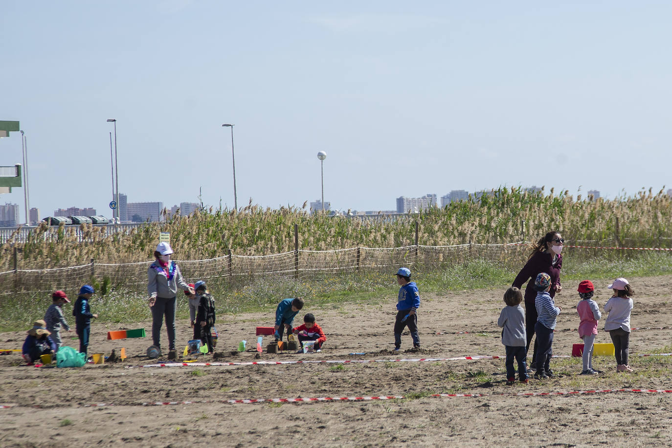 Fotos: El colegio de Los Nietos imparte clase a cien niños junto al Mar Menor