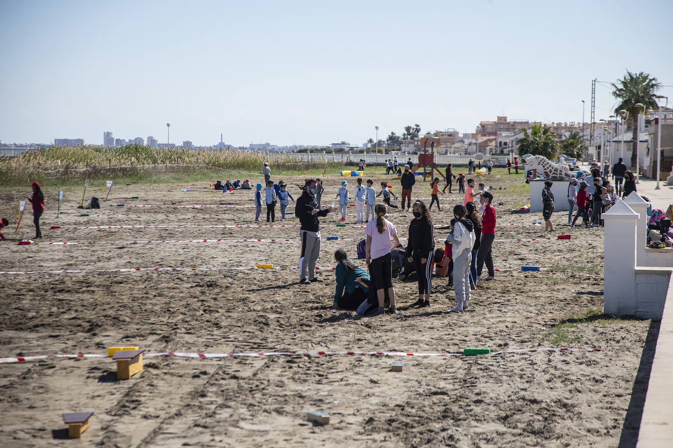 Fotos: El colegio de Los Nietos imparte clase a cien niños junto al Mar Menor