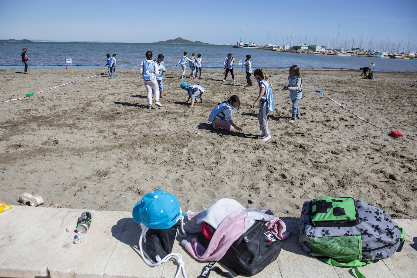 Fotos: El colegio de Los Nietos imparte clase a cien niños junto al Mar Menor