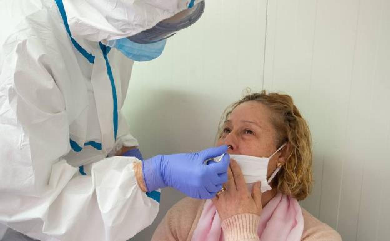 Un sanitario realizando una prueba de antígenos para el Covid-19, en una imagen de archivo.