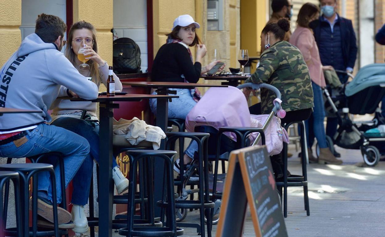 Clientes en una terraza en la plaza de las Flores de Murcia.