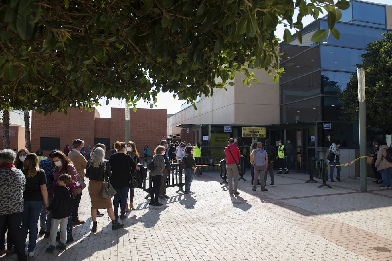 Fotos: Cientos de docentes acuden a vacunarse tras la reanudación de la campaña en Cartagena