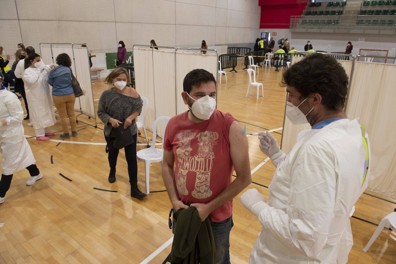 Fotos: Cientos de docentes acuden a vacunarse tras la reanudación de la campaña en Cartagena