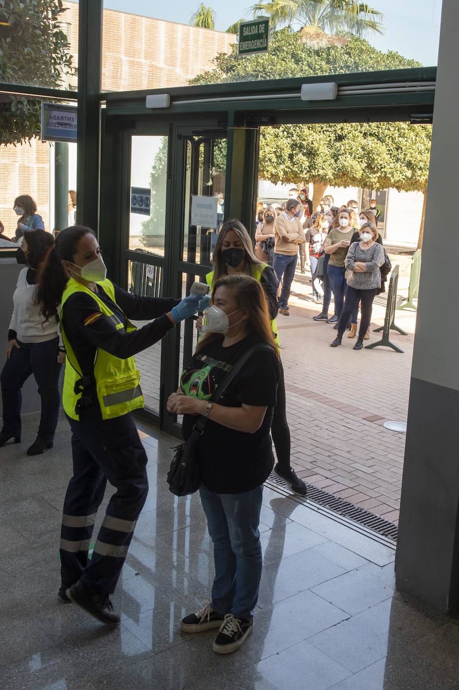 Fotos: Cientos de docentes acuden a vacunarse tras la reanudación de la campaña en Cartagena