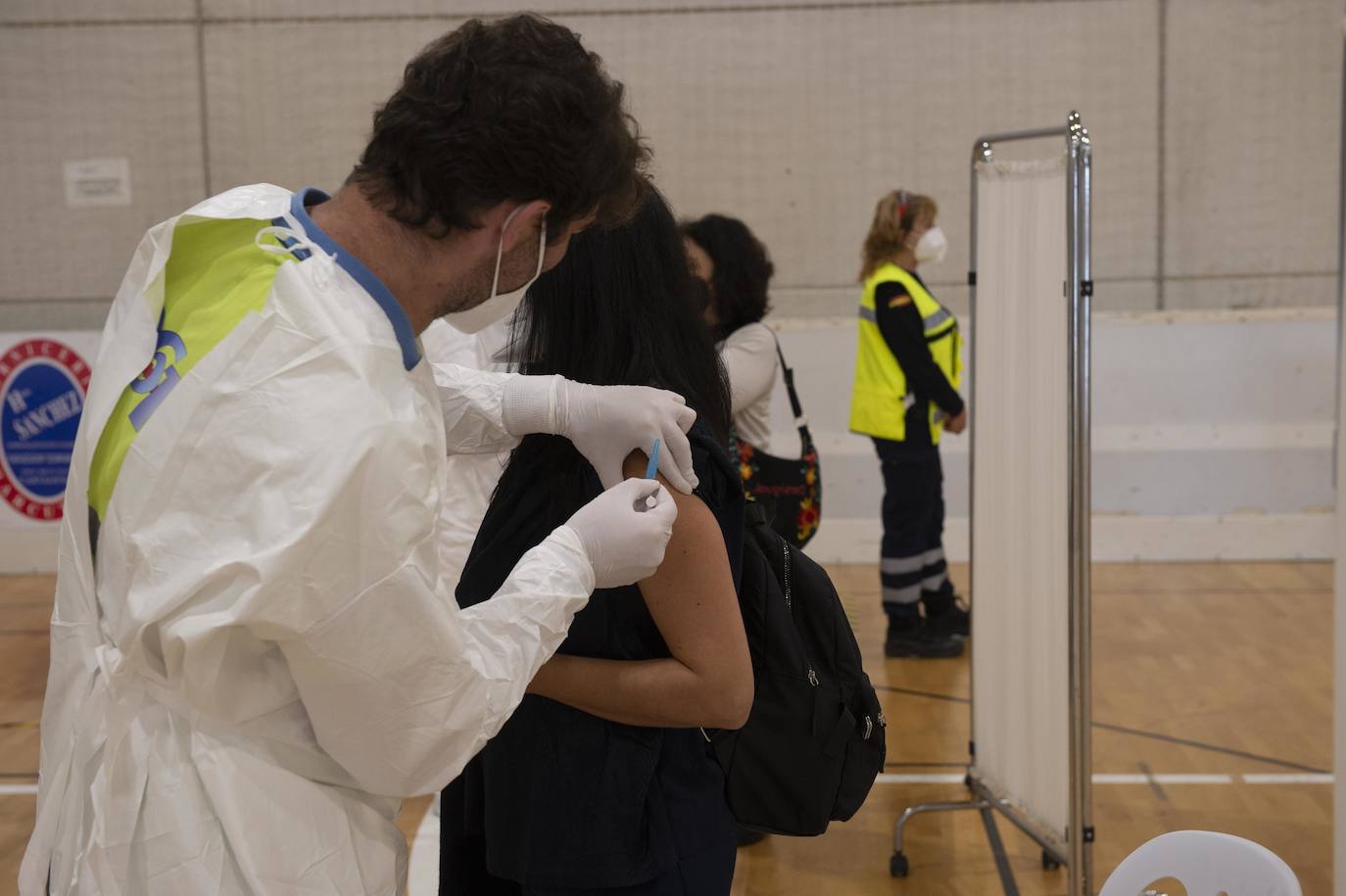 Fotos: Cientos de docentes acuden a vacunarse tras la reanudación de la campaña en Cartagena