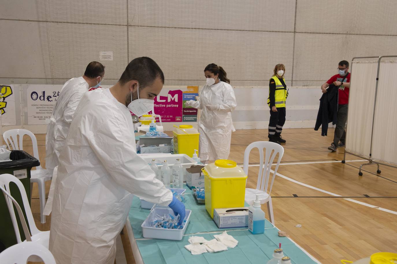 Fotos: Cientos de docentes acuden a vacunarse tras la reanudación de la campaña en Cartagena