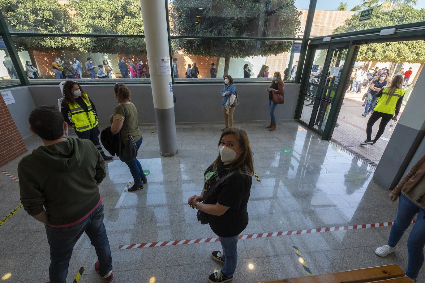 Fotos: Cientos de docentes acuden a vacunarse tras la reanudación de la campaña en Cartagena