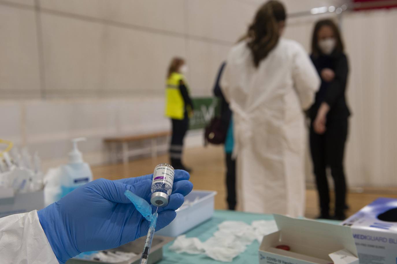 Fotos: Cientos de docentes acuden a vacunarse tras la reanudación de la campaña en Cartagena