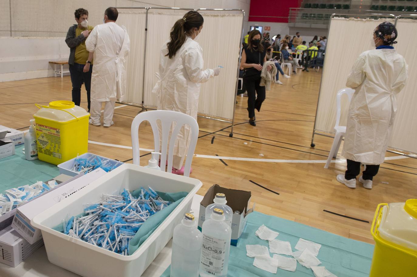 Fotos: Cientos de docentes acuden a vacunarse tras la reanudación de la campaña en Cartagena
