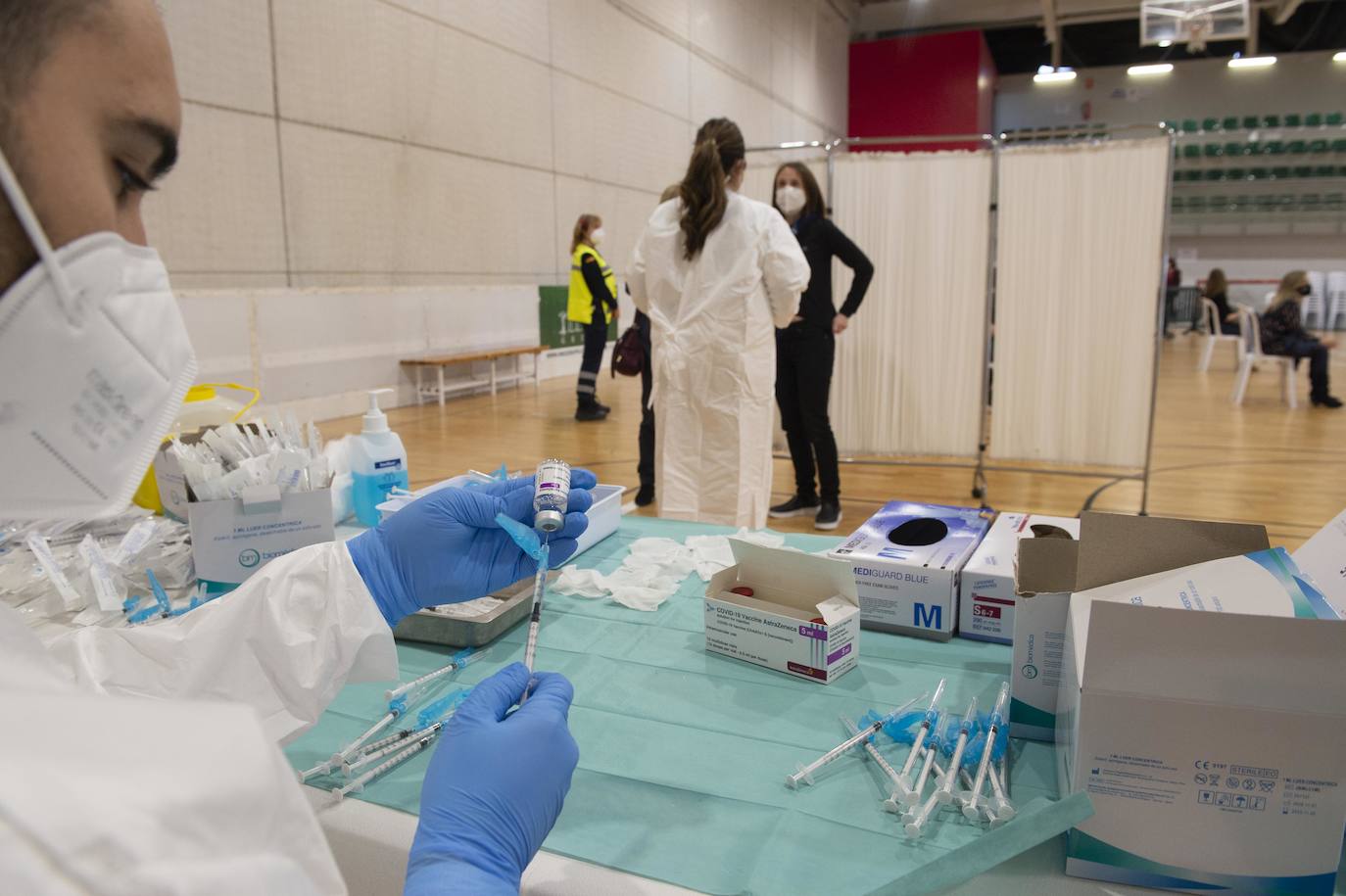 Fotos: Cientos de docentes acuden a vacunarse tras la reanudación de la campaña en Cartagena