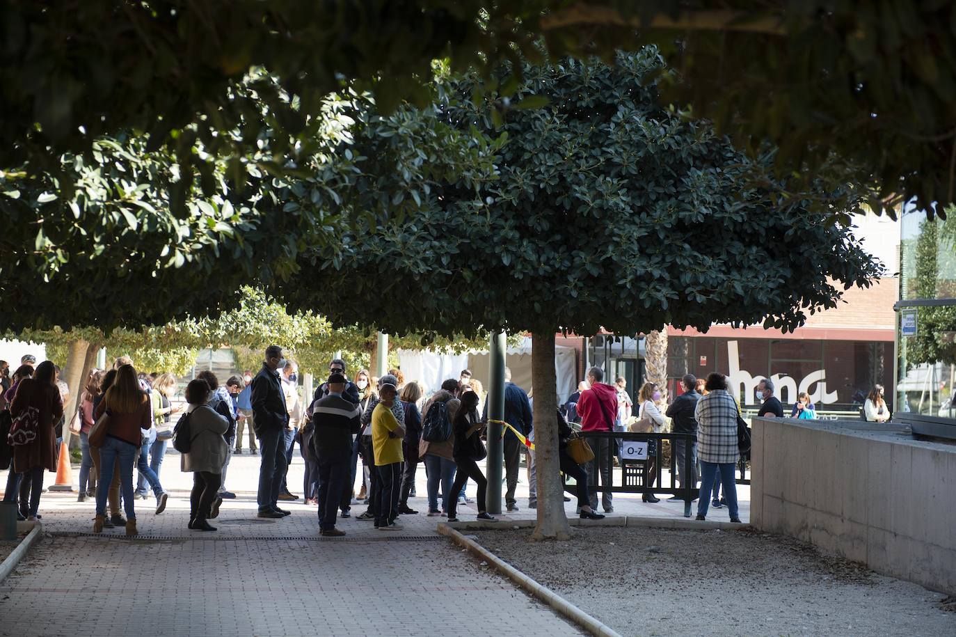 Fotos: Cientos de docentes acuden a vacunarse tras la reanudación de la campaña en Cartagena