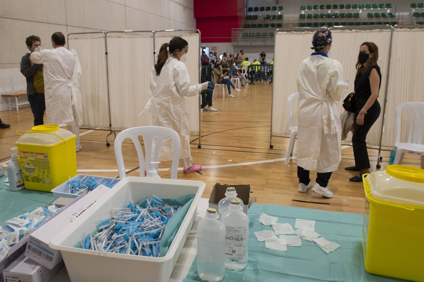 Fotos: Cientos de docentes acuden a vacunarse tras la reanudación de la campaña en Cartagena