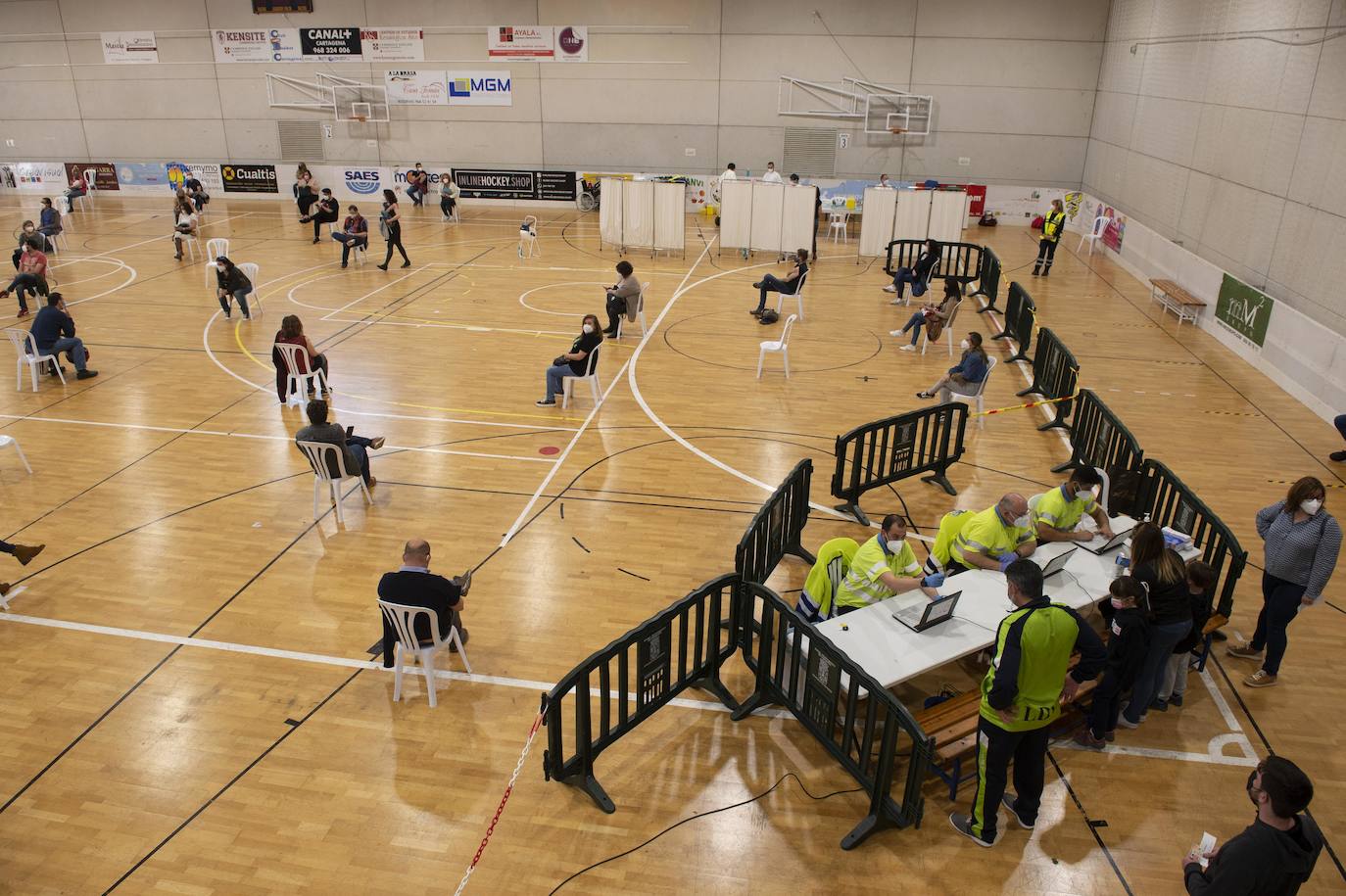 Fotos: Cientos de docentes acuden a vacunarse tras la reanudación de la campaña en Cartagena