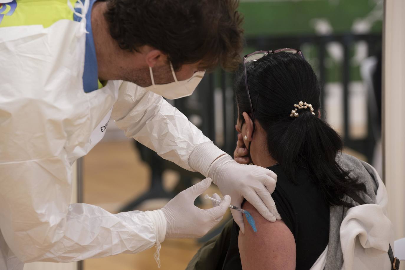Fotos: Cientos de docentes acuden a vacunarse tras la reanudación de la campaña en Cartagena