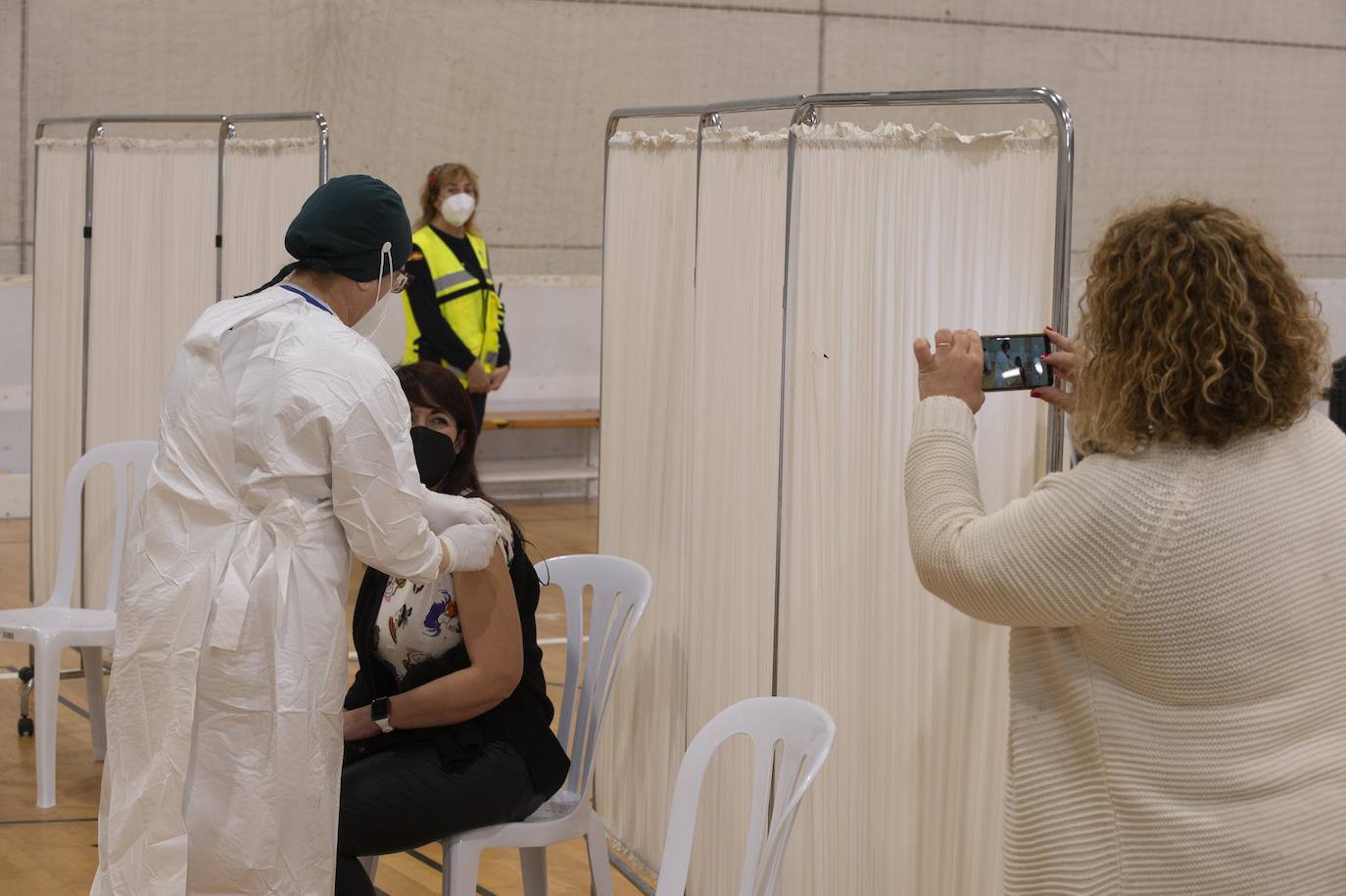 Fotos: Cientos de docentes acuden a vacunarse tras la reanudación de la campaña en Cartagena