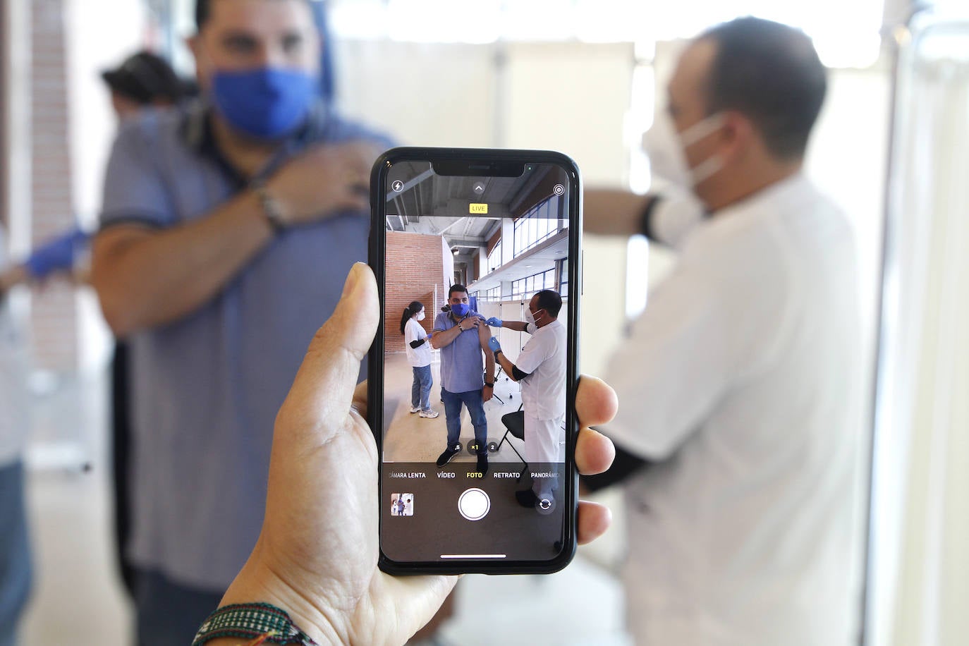 Fotos: Cientos de profesores se vacunan contra la Covid tras reanudarse la campaña en Murcia