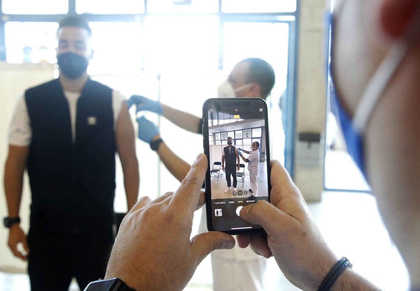 Fotos: Cientos de profesores se vacunan contra la Covid tras reanudarse la campaña en Murcia