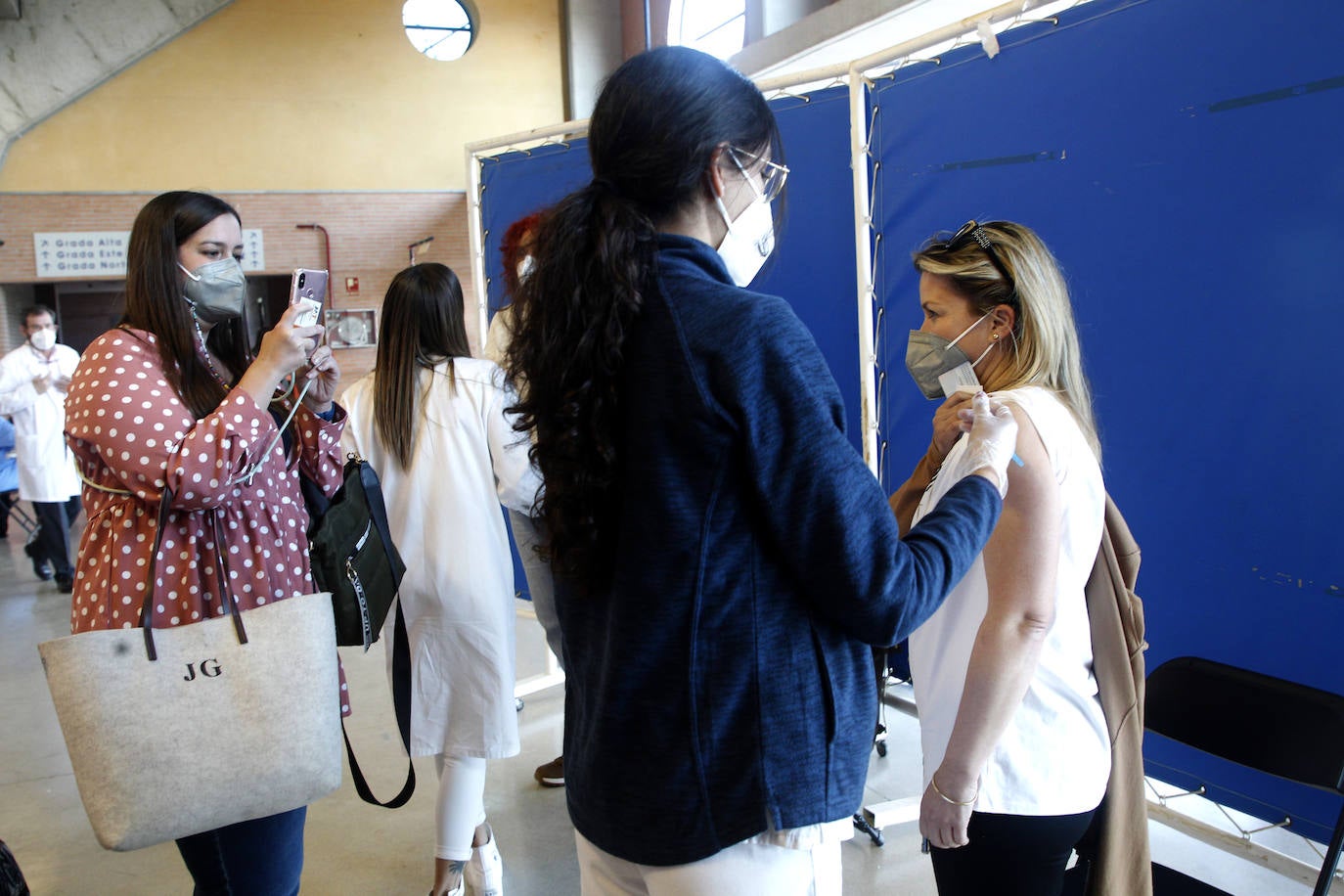 Fotos: Cientos de profesores se vacunan contra la Covid tras reanudarse la campaña en Murcia