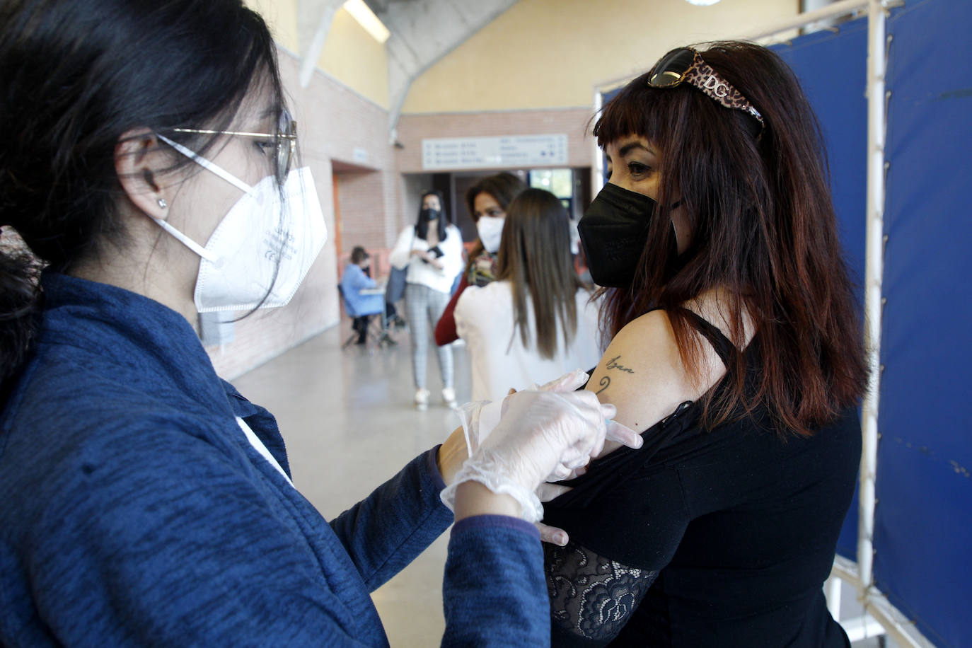 Fotos: Cientos de profesores se vacunan contra la Covid tras reanudarse la campaña en Murcia