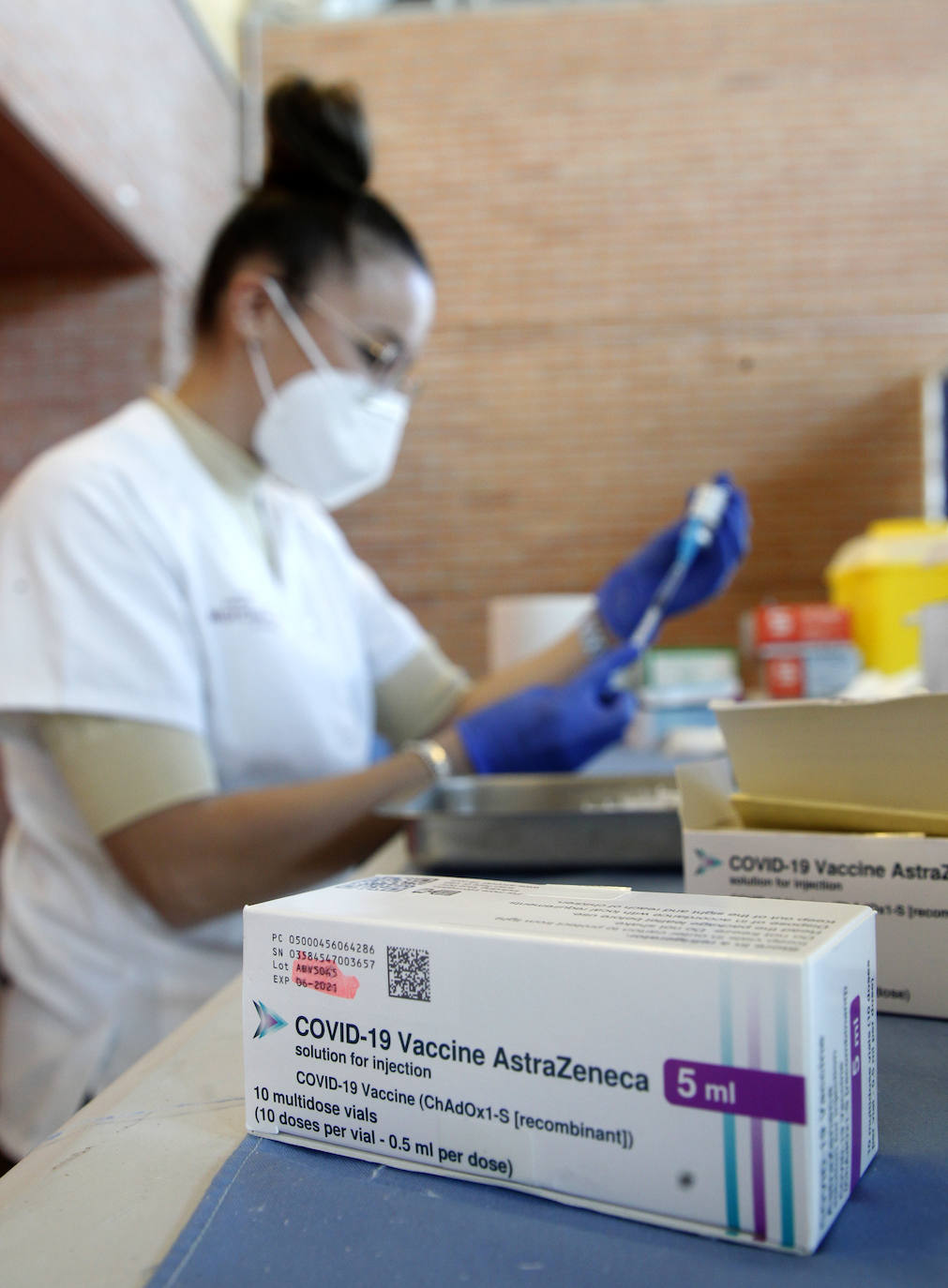 Fotos: Cientos de profesores se vacunan contra la Covid tras reanudarse la campaña en Murcia