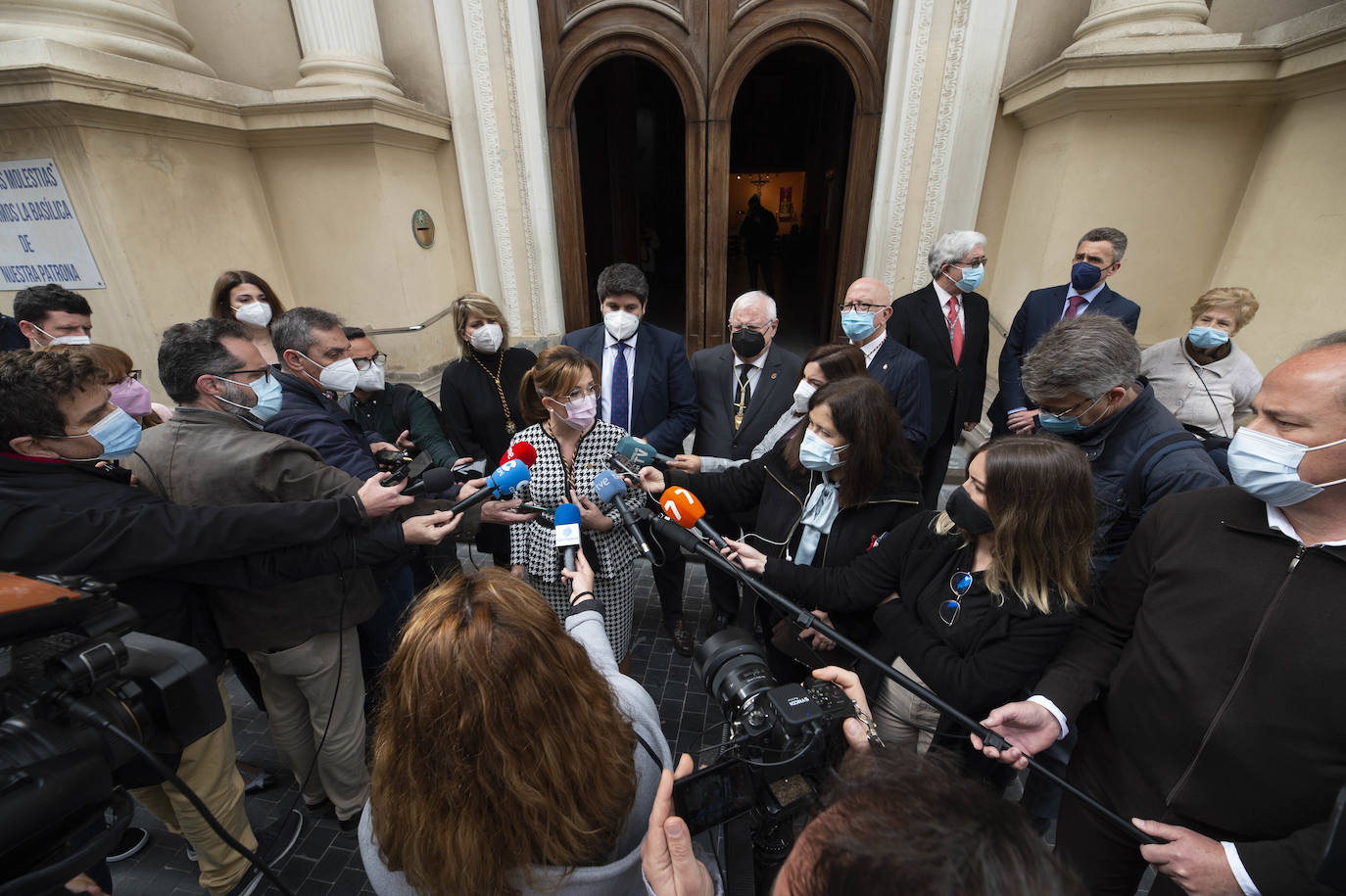 Fotos: Castejón entrega la Onza de Oro al Hospital de Caridad de Cartagena antes del Viernes de Dolores