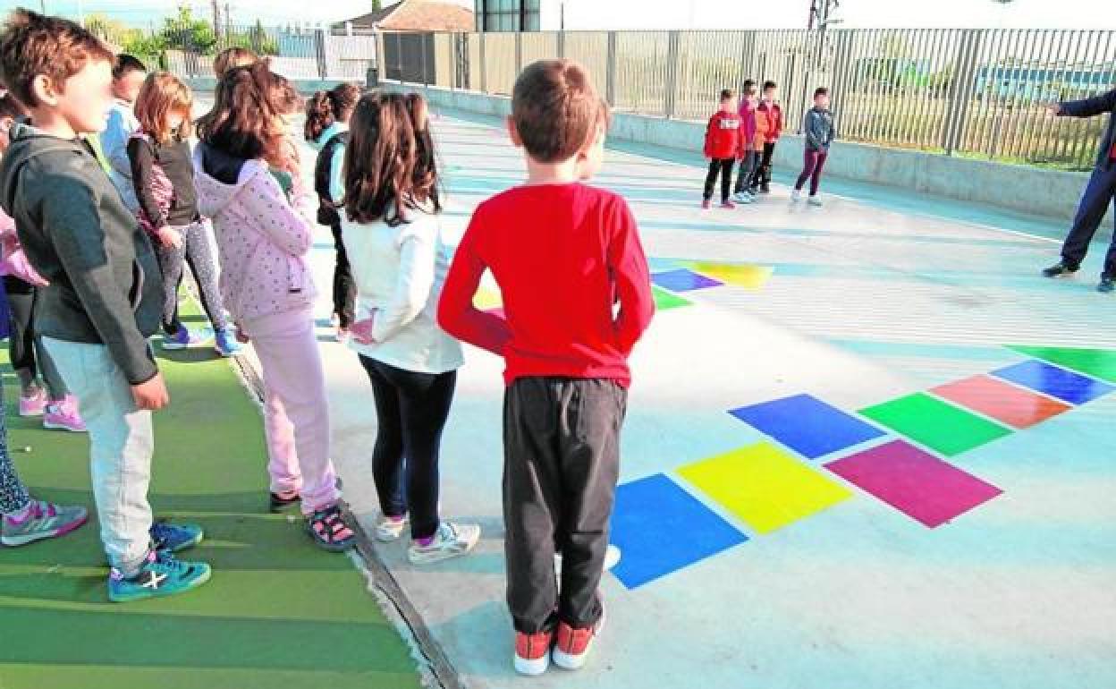 Alumnos en un patio de un colegio de la Región en una foto de archivo. 