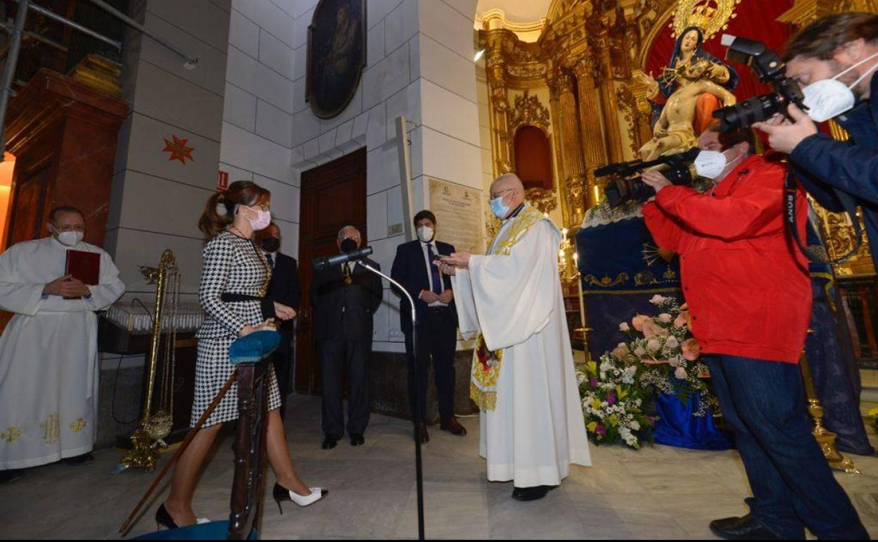 La alcaldesa se dispone a entregar la Onza al padre Montesinos, ante la Virgen de la Caridad. 