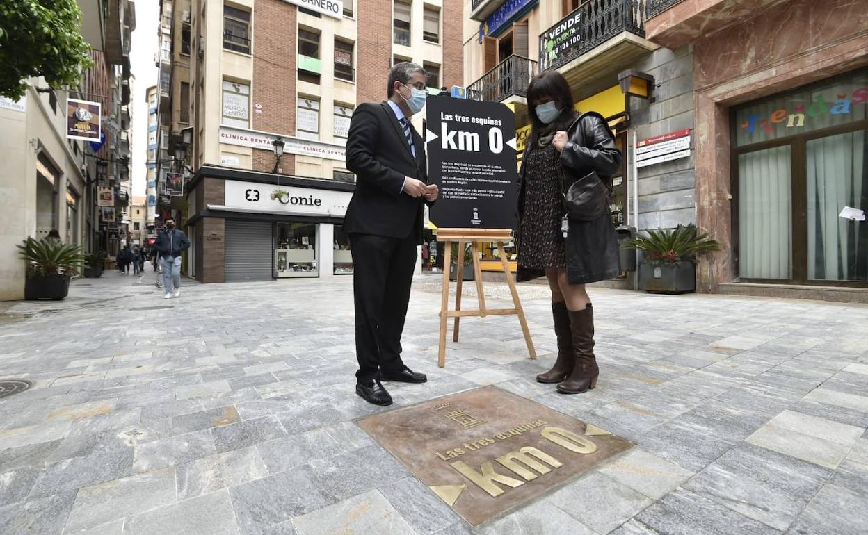 La placa de bronce que se ha colocado indicando el kilómetro 0.