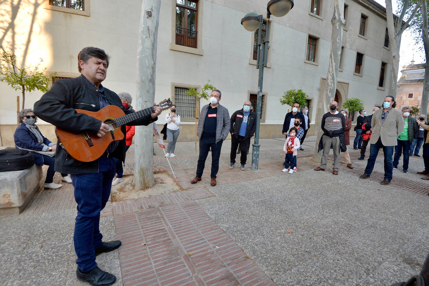 Fotos: 3.000 firmas más contra la entrada de Campuzano en Educación y Cultura