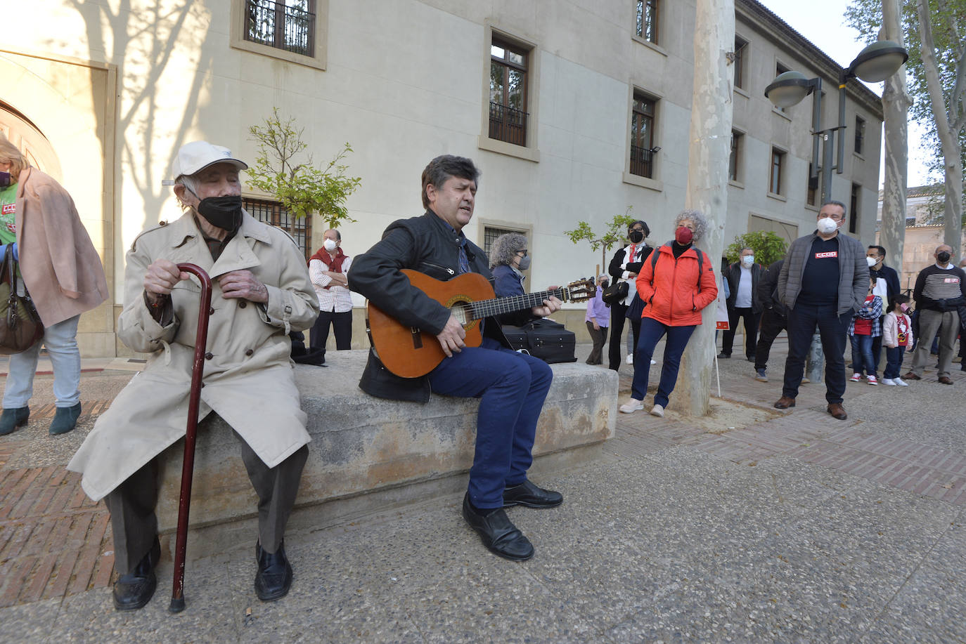 Fotos: 3.000 firmas más contra la entrada de Campuzano en Educación y Cultura