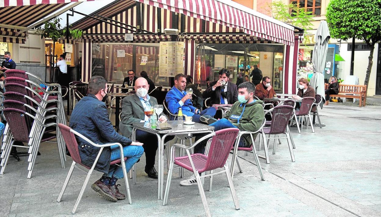 Clientes en una terraza del centro de Murcia, ayer por la tarde. 