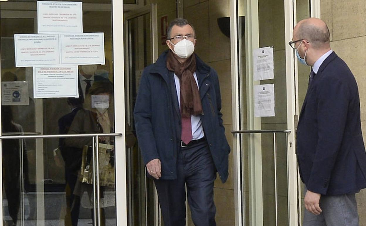 José Ballesta, este jueves, a la salida del Pleno del Ayuntamiento de Murcia.