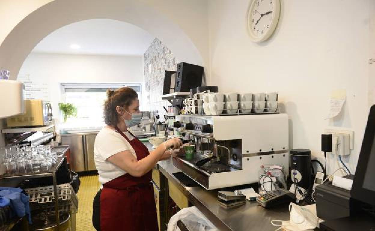 Una mujer prepara un café en un bar de Murcia, en una fotografía de archivo. 
