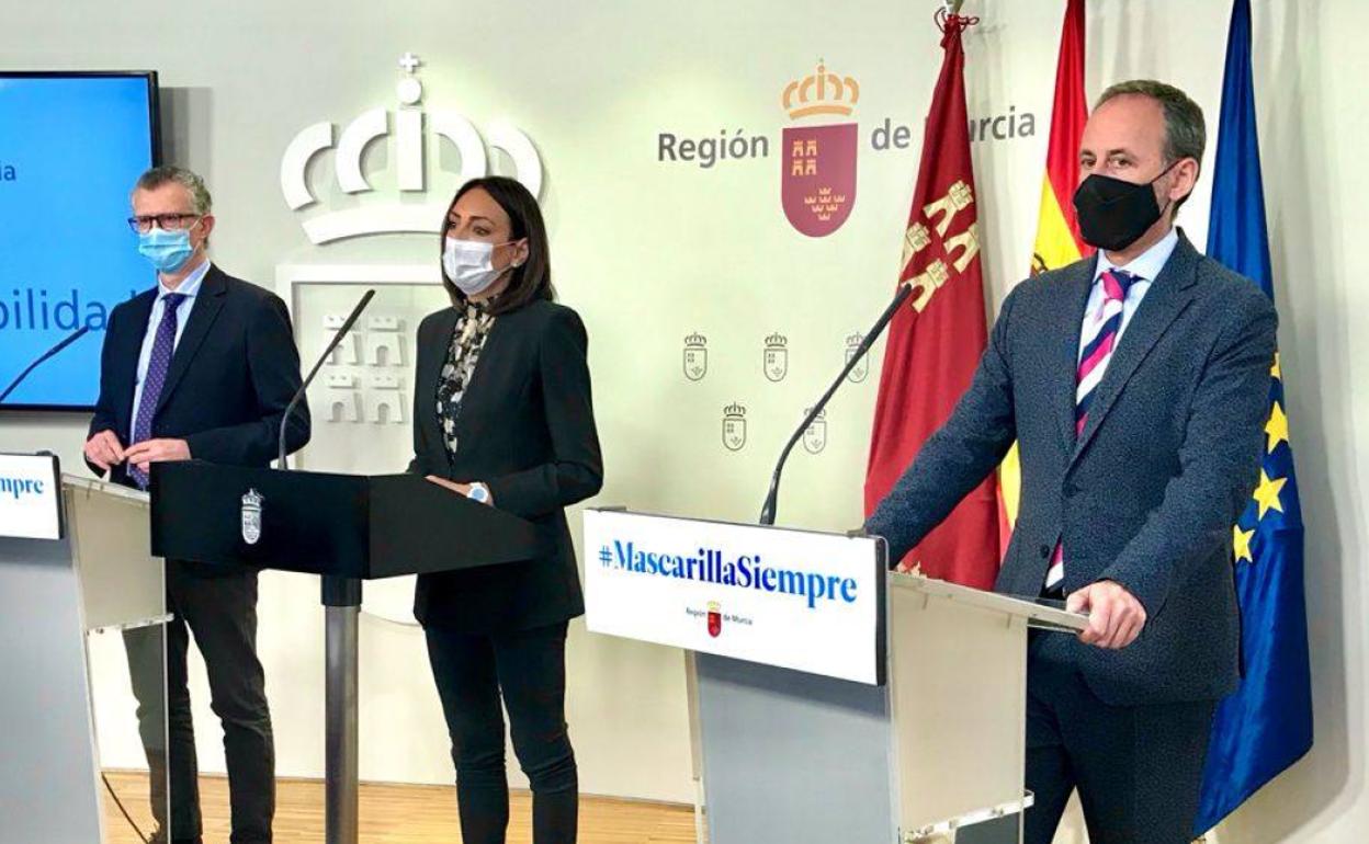 Juan José Pedreño, Valle Miguélez y Javier Celdrán, este jueves, en la rueda de prensa del Consejo de Gobierno.