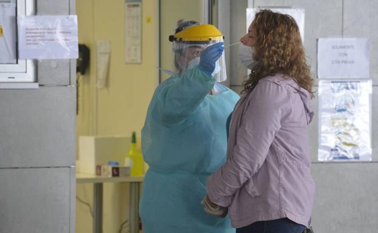 Un sanitario realiza una prueba PCR en el hospital Reina Sofía, en Murcia, en una fotografía de archivo.