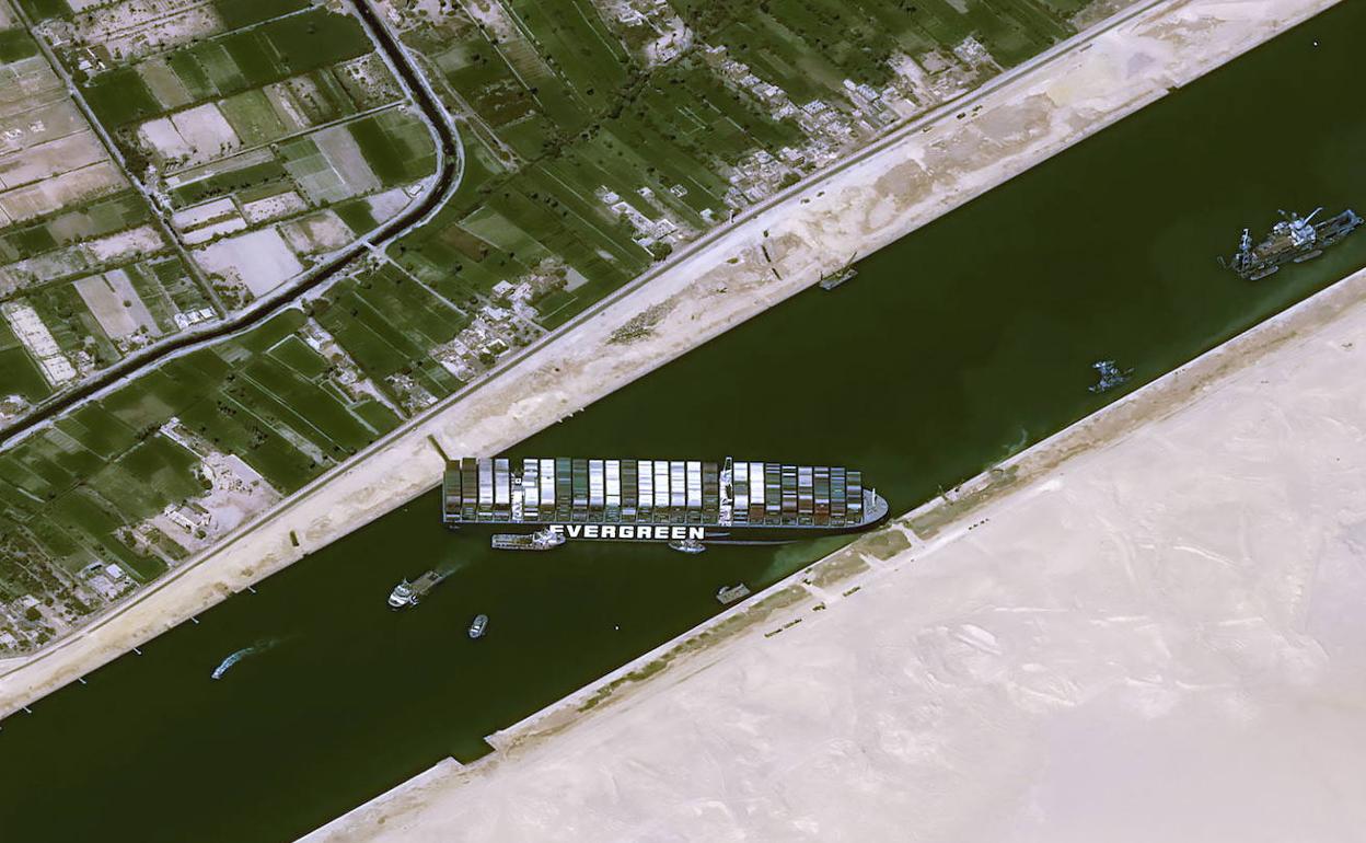 Imagen de satélite que muestra el buque portacontenedores 'Ever Given' varado, después de encallar en el Canal de Suez.