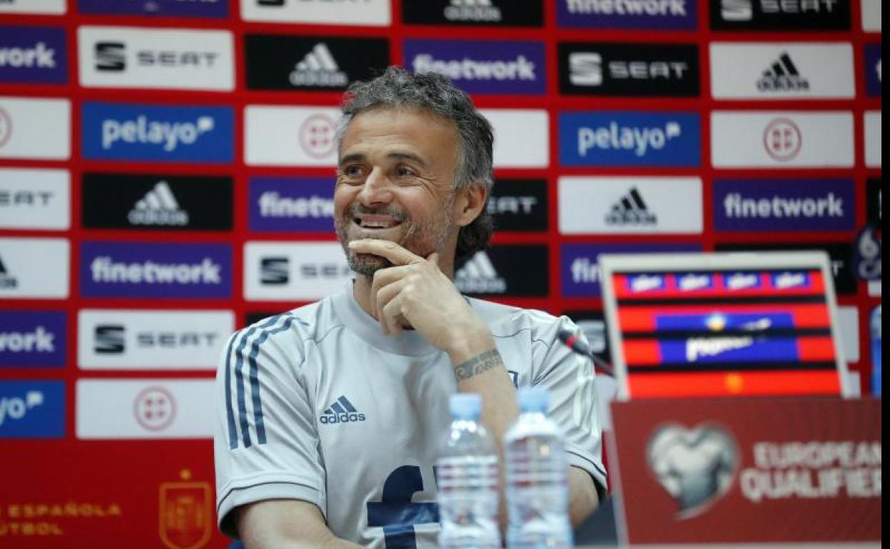 Luis Enrique, muy sonriente, en la rueda de prensa que ofreció este sábado en Tiflis. 