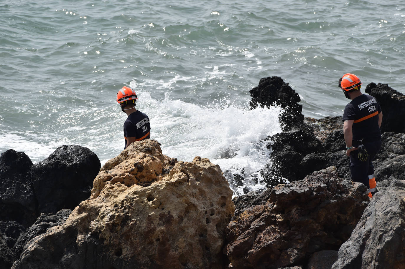 Fotos: Labores de búsqueda de nueve inmigrantes desaparecidos al hundirse una patera en Mazarrón