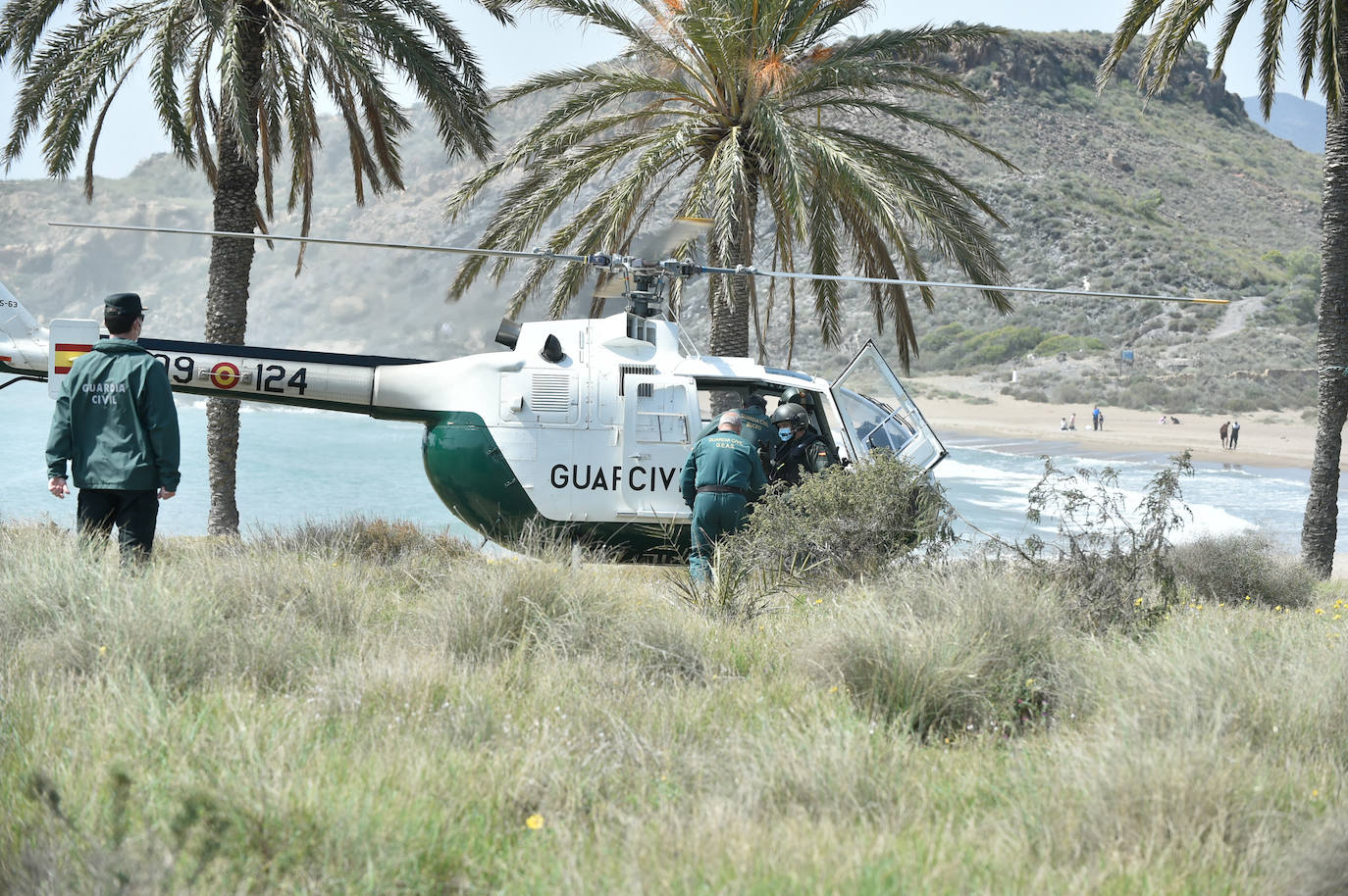 Fotos: Labores de búsqueda de nueve inmigrantes desaparecidos al hundirse una patera en Mazarrón