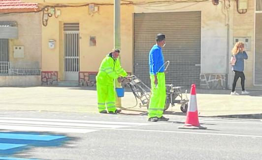 Trabajos de repintado de pasos de cebra, tras asfaltar hace unos días la Avenida de la Constitución del Albujón sobre el colector instalado. 