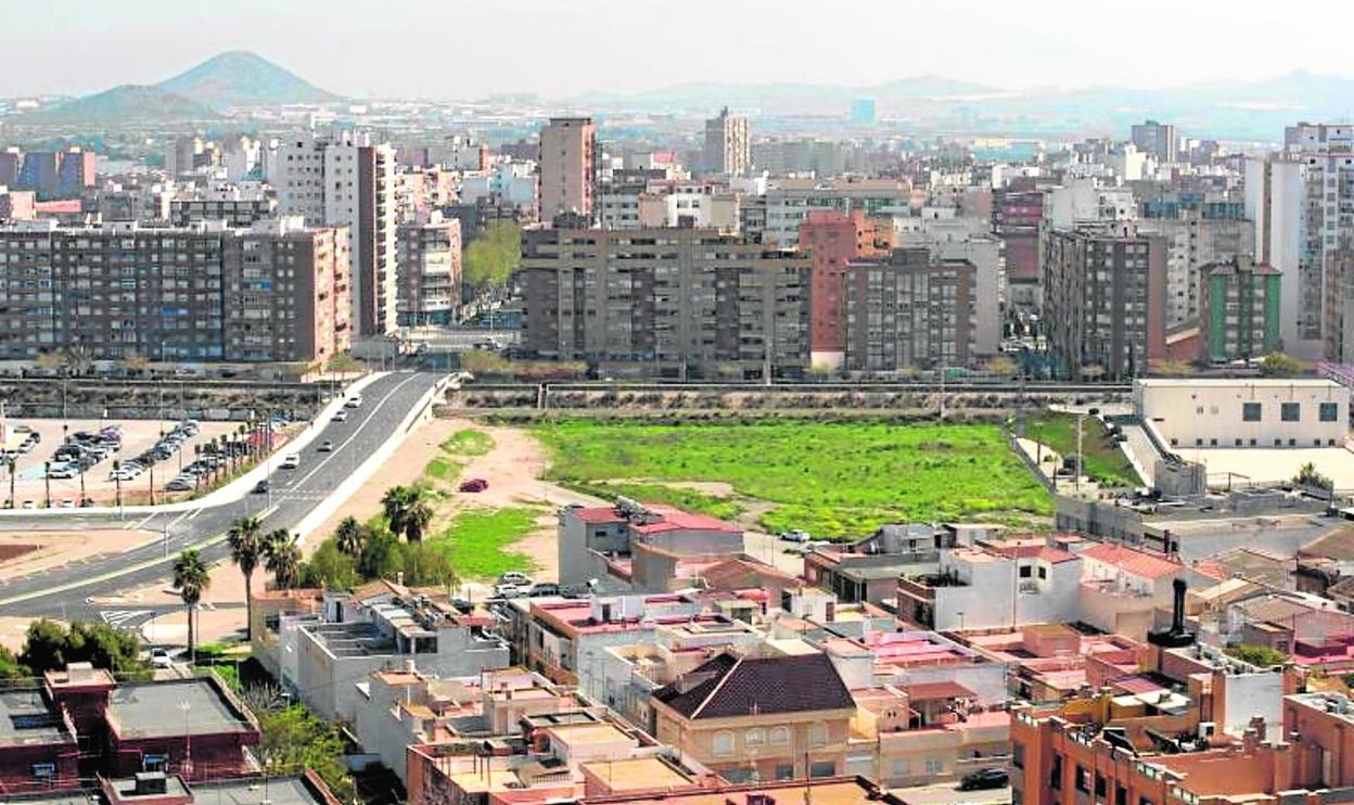 Panorámica de la zona entre el estadio Cartagonova y el tanque de tormentas en la que está previsto hacer la estación de bombeo. 