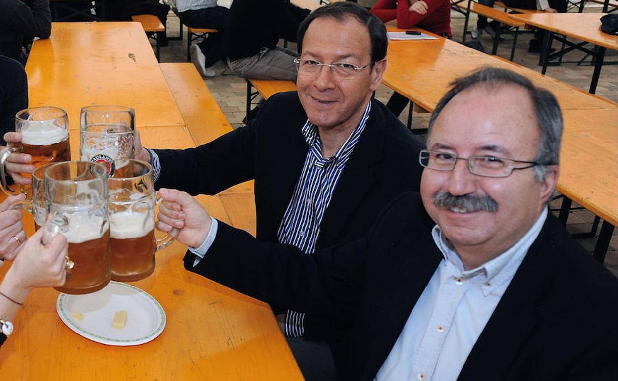 El entonces alcalde Miguel Ángel Cámara y quien era su concejal de Urbanismo, Fernando Berberena, en el año 2010, brindando durante una feria de la cerveza en Murcia.