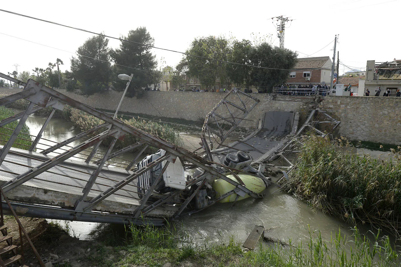 Fotos: Cae al río Segura un camión hormigonera tras desplomarse el puente de El Secano, en Beniel