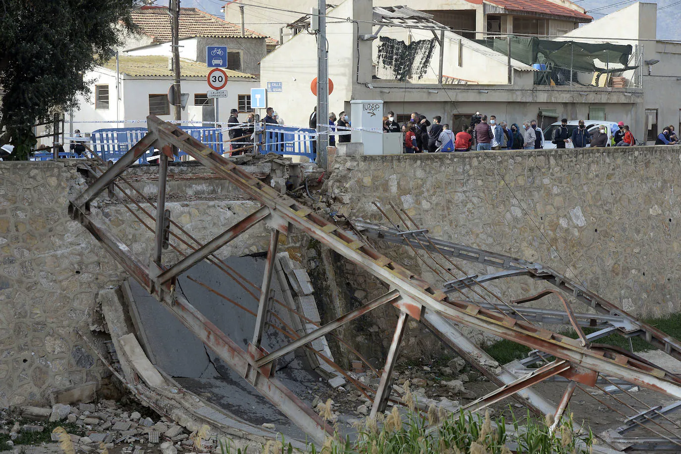 Fotos: Cae al río Segura un camión hormigonera tras desplomarse el puente de El Secano, en Beniel
