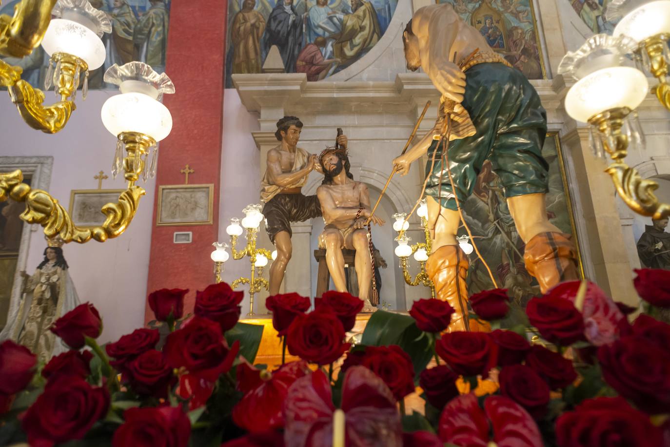 Fotos Semana Santa Murcia: Fieles del Cristo del Perdón acuden a San Antolín para recordar el tradicional besapié