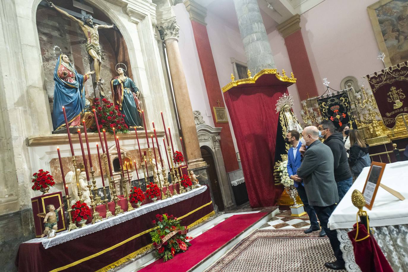 Fotos Semana Santa Murcia: Fieles del Cristo del Perdón acuden a San Antolín para recordar el tradicional besapié