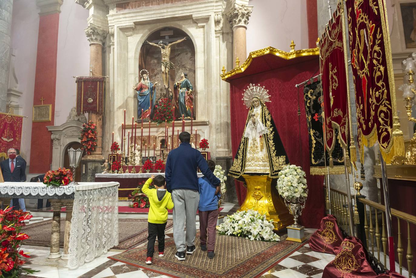 Fotos Semana Santa Murcia: Fieles del Cristo del Perdón acuden a San Antolín para recordar el tradicional besapié