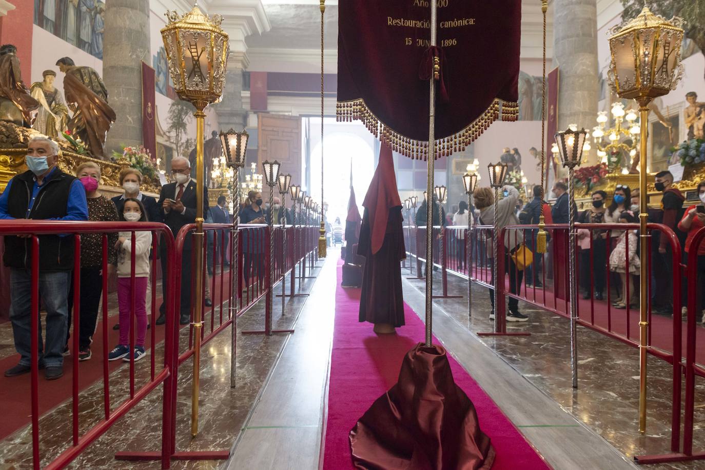 Fotos Semana Santa Murcia: Fieles del Cristo del Perdón acuden a San Antolín para recordar el tradicional besapié