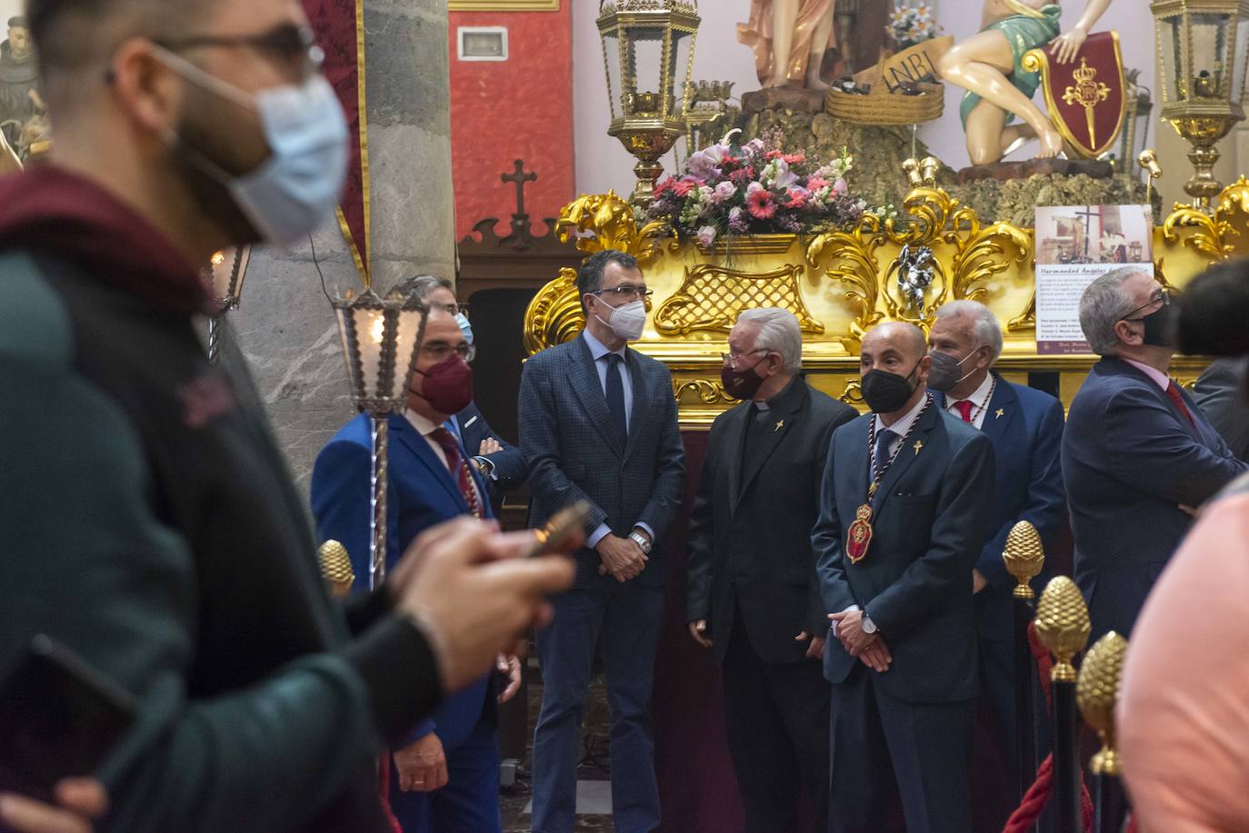 Fotos Semana Santa Murcia: Fieles del Cristo del Perdón acuden a San Antolín para recordar el tradicional besapié